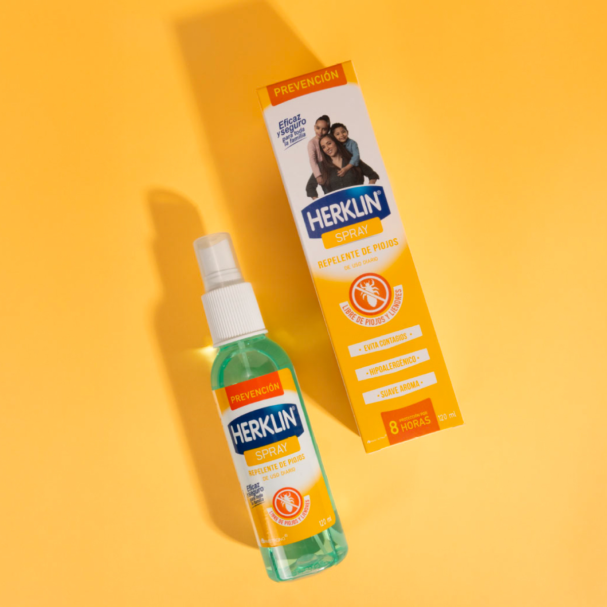 Herklin Spray de prevención junto a su empaque sobre fondo ámbar.
