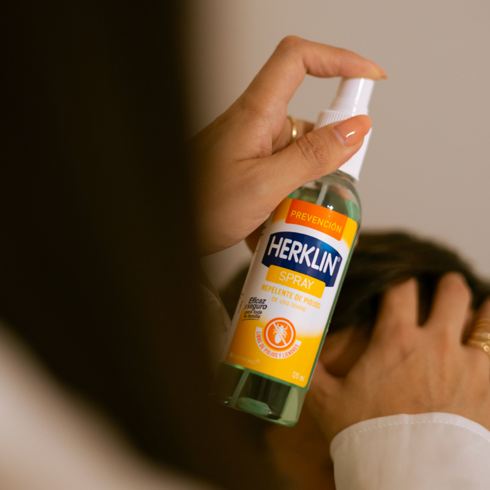 Aplicación del spray sobre el cabello, a distancia.